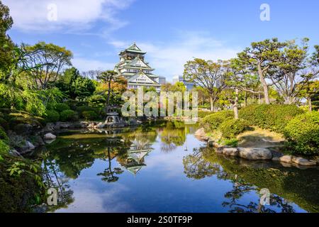 Das majestätische Schloss Osaka spiegelt sich im Teich Stockfoto