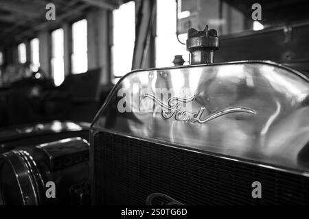 Detail des Kühlers und des Ford Logos auf einem 1909 Model T Touring im Ford Piquette Avenue Plant Museum in Detroit Michigan USA Stockfoto