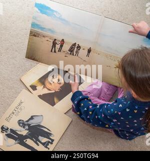 Kleines Kind mit Vinyl-Album-Covern Stockfoto