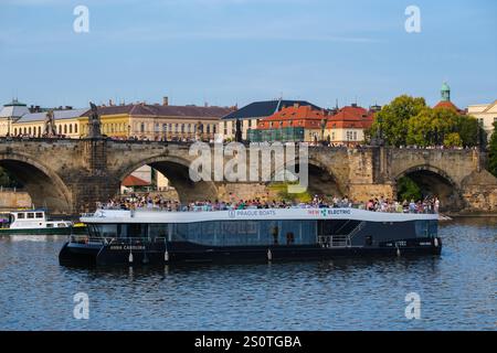 Touristenboot auf der Moldau, Prag, Tschechien, Tschechien. Stockfoto