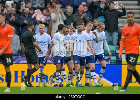 Deepdale, Preston, Großbritannien. Dezember 2024. EFL Championship Football, Preston North End gegen Sheffield Mittwoch; Preston Spieler feiern, nachdem Sam Greenwood in der 64. Minute einen Elfmeterschießen für 2-1 erzielte. Credit: Action Plus Sports/Alamy Live News Stockfoto