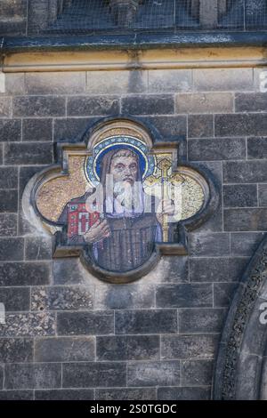 Der heilige Paulus hält Buch und Schwert mit einem Griff in Form eines Kreuzes an der Fassade der Basilika der Heiligen Peter und Paulus, Vysehrad, Prag, Tschechische Republik. Stockfoto