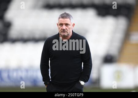 Dezember 2024; St Mirren Park, Paisley, Renfrewshire, Schottland, Scottish Premiership Football, St Mirren gegen Dundee; Dundee-Manager Tony Docherty inspiziert das Spielfeld vor dem Spiel Stockfoto