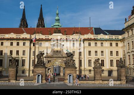 Mathias Tor Eingang zum ersten Hof, Prager Burg. Prag, Tschechien, Tschechische Republik. Zwei Wrestling Titans bewachen das Haupttor. Stockfoto