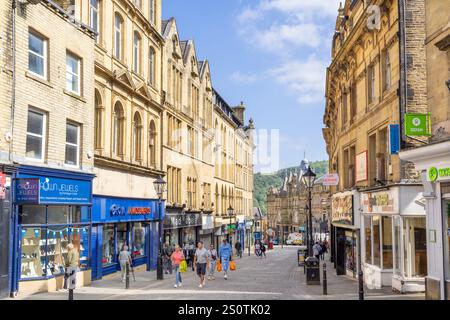 Halifax Stadtzentrum großbritannien Crown Street Shopping Street mit Leuten Halifax Calderdale Halifax West Yorkshire Halifax Yorkshire England Großbritannien GB Europa Stockfoto