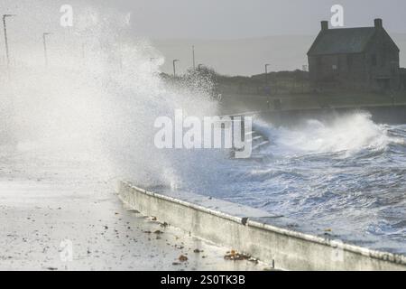 Prestwick, Großbritannien. Dezember 2024. Starke Winde von bis zu 50 km/h und Böen, die voraussichtlich stärker sind, weht vom Firth of Clyde zur Prestwick Promenade, Ayrshire, Schottland, Großbritannien Credit: Findlay/Alamy Live News Stockfoto