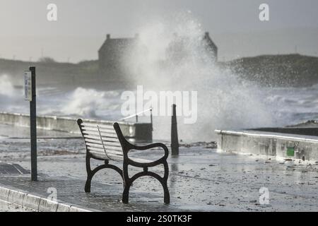 Prestwick, Großbritannien. Dezember 2024. Starke Winde von bis zu 50 km/h und Böen, die voraussichtlich stärker sind, weht vom Firth of Clyde zur Prestwick Promenade, Ayrshire, Schottland, Großbritannien Credit: Findlay/Alamy Live News Stockfoto