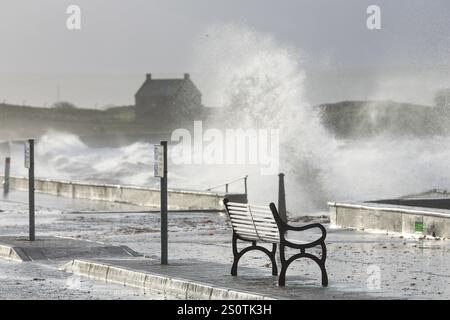 Prestwick, Großbritannien. Dezember 2024. Starke Winde von bis zu 50 km/h und Böen, die voraussichtlich stärker sind, weht vom Firth of Clyde zur Prestwick Promenade, Ayrshire, Schottland, Großbritannien Credit: Findlay/Alamy Live News Stockfoto