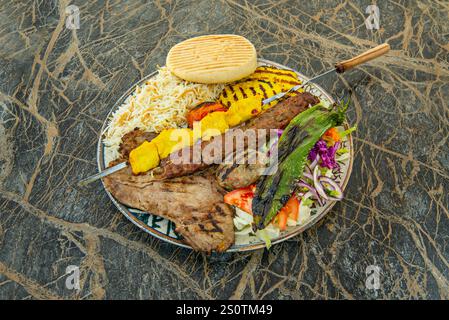 Pinchos Morunos sind ein typisches Gericht der spanischen Küche, vor allem aus der Region Andalusien, obwohl ihre Popularität auch in anderen Teilen der spanischen Küche verbreitet hat Stockfoto