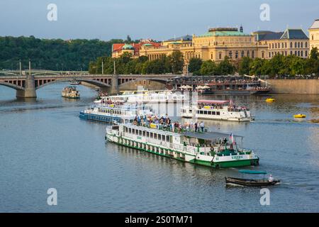 Touristenboote auf der Moldau, Prag, Tschechien, Tschechien. Stockfoto