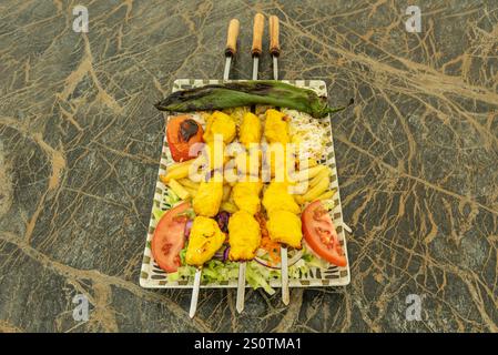 Dieser Marinierungsprozess ist von entscheidender Bedeutung, da er es ermöglicht, dass die Aromen in das Fleisch eindringen und es aromatischer und saftiger macht Stockfoto
