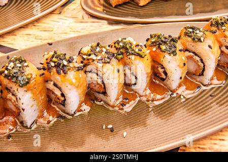 Obwohl Nori in Uramaki zu finden ist, ist es immer noch eine wichtige Zutat Stockfoto