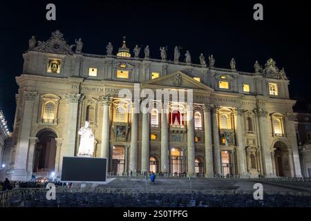 Rom, Italien - 25. Dezember 2024: Die Fassade des Petersdoms in der Vatikanstadt wird abends am Weihnachtstag beleuchtet. Stockfoto