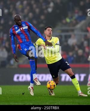 Jean-Philippe Mateta und Jan Bednarek aus Southampton (rechts) kämpfen um den Ball während des Premier League-Spiels im Londoner Selhurst Park. Bilddatum: Sonntag, 29. Dezember 2024. Stockfoto