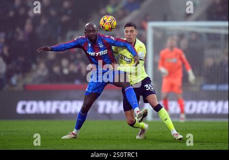 Jean-Philippe Mateta und Jan Bednarek aus Southampton (rechts) kämpfen um den Ball während des Premier League-Spiels im Londoner Selhurst Park. Bilddatum: Sonntag, 29. Dezember 2024. Stockfoto