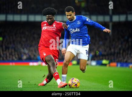 Ola Aina (links) von Nottingham Forest und Evertons Iliman Ndiaye kämpfen um den Ball während des Premier League-Spiels im Goodison Park, Liverpool. Bilddatum: Sonntag, 29. Dezember 2024. Stockfoto