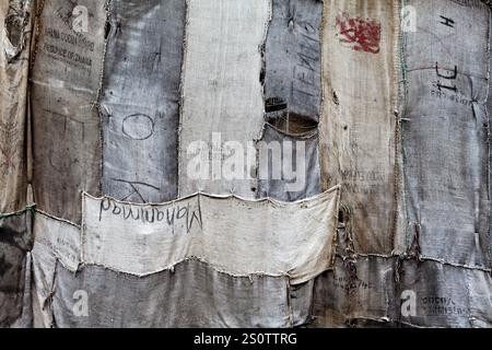 Torwache umwickelt mit alten Jutesäcken, Check Point Sekondi Loco, Künstler Ibrahim Mahama, documenta 14 Ausstellung, 2017, Kassel, Brüder-Grimm-Platz, W Stockfoto