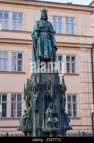 Statue von König Karl IV., an der Karlsbrücke. Prag, Tschechien, Tschechische Republik Stockfoto