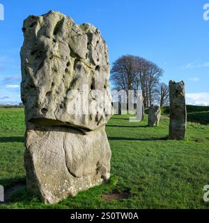 Sarsen stehende Steine des äußeren Rings der neolithischen Henge Avebury und Steinkreis in Wiltshire UK Stockfoto