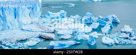 Eisberge kalben vom Perito Moreno-Gletscher nahe El Calafate im argentinischen Patagonien Südamerika Stockfoto