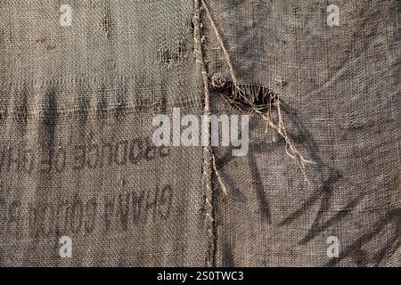 Torwache umwickelt mit alten Jutesäcken, Check Point Sekondi Loco, Künstler Ibrahim Mahama, documenta 14 Ausstellung, 2017, Kassel, Brüder-Grimm-Platz, W Stockfoto