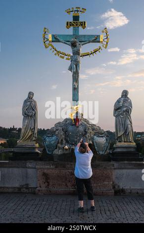 Karlsbrücke, Touristenfotografie Christus am Kreuz, Prag, Tschechien, Tschechien. Stockfoto