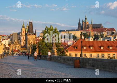 Blick am frühen Morgen auf Kleinstadt (Mala Strana) von der Karlsbrücke. Der Veitsdom befindet sich auf der rechten Seite. Prag, Tschechische Republik, Tschechien. Stockfoto