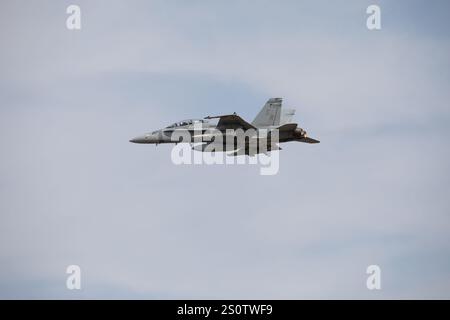 Eine F/A-18D Hornet des U.S. Marine Corps, die der Marine Fighter Attack Squadron 312 (VMFA) zugewiesen ist, fliegt während einer Übung zum Laden von Kampfmitteln bei Marine Co Stockfoto