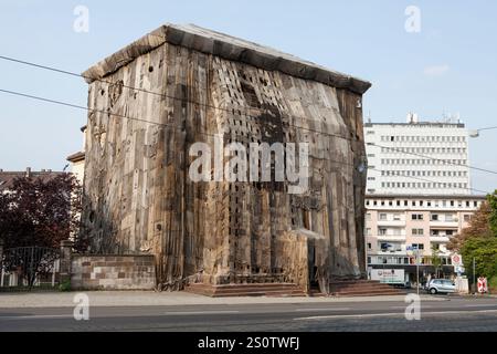 Torwache umwickelt mit alten Jutesäcken, Check Point Sekondi Loco, Künstler Ibrahim Mahama, documenta 14 Ausstellung, 2017, Kassel, Brüder-Grimm-Platz, W Stockfoto