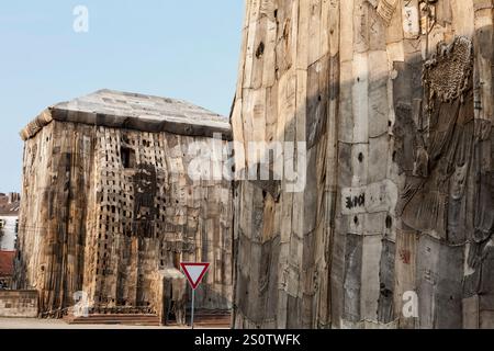 Torwache umwickelt mit alten Jutesäcken, Check Point Sekondi Loco, Künstler Ibrahim Mahama, documenta 14 Ausstellung, 2017, Kassel, Brüder-Grimm-Platz, W Stockfoto