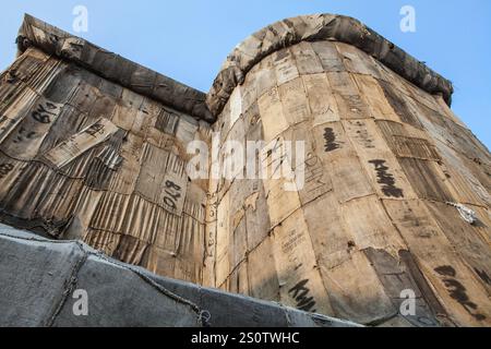 Torwache umwickelt mit alten Jutesäcken, Check Point Sekondi Loco, Künstler Ibrahim Mahama, documenta 14 Ausstellung, 2017, Kassel, Brüder-Grimm-Platz, W Stockfoto