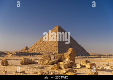 Die Pyramide von Menkaure, die kleinste der drei Pyramiden von Gizeh in Kairo, Ägypten Stockfoto