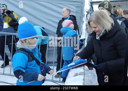 Am Rande des Besuchs des Auftaktspringens zur 73. Vierschanzentournee Oberstdorf gibt Nancy Faeser (Bundesministerin des Innern und für Heimat) einem kleinen Mädchen Autogramme Stockfoto