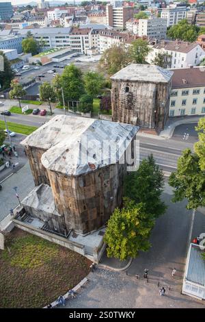 Torwache umwickelt mit alten Jutesäcken, Check Point Sekondi Loco, Künstler Ibrahim Mahama, documenta 14 Ausstellung, 2017, Kassel, Brüder-Grimm-Platz, W Stockfoto