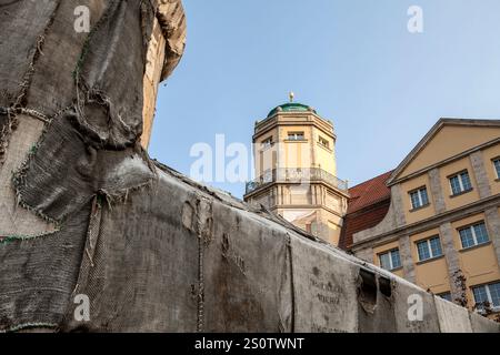 Torwache umwickelt mit alten Jutesäcken, Check Point Sekondi Loco, Künstler Ibrahim Mahama, Ausstellung documenta 14, 2017, Hessisches Landesmuseum gebaut Stockfoto