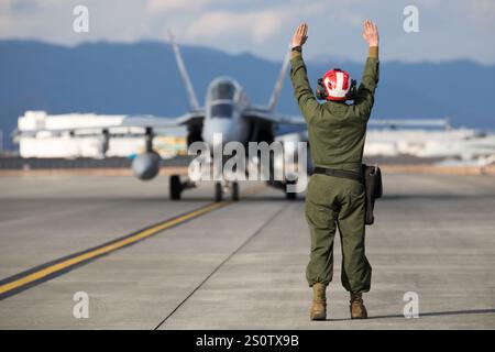 Christopher Fisher Fisher, ein Flugzeugentechniker bei der Marine Fighter Attack Squadron (VMFA) 312, Marine Aircraft Group Stockfoto