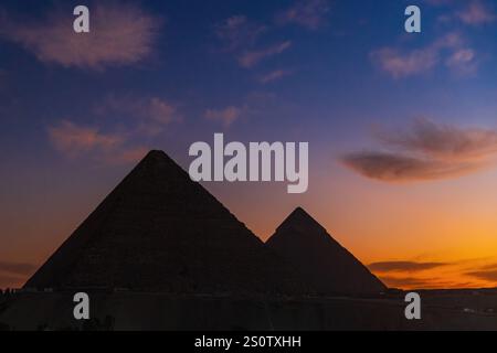 Panoramablick auf die Pyramiden von Gizeh in der Abenddämmerung Panoramablick auf die Pyramiden von Gizeh nach Sonnenuntergang Kairo Ägypten *** Panoramablick auf die Gizeh-Pyramiden i Stockfoto