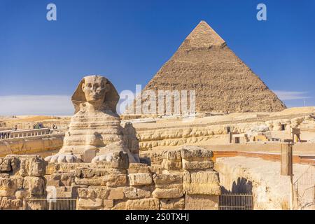 Die Sphinx in Gizeh, berühmtes Weltwunder in der Nähe von Kairo, Ägypten. Pyramide mit wunderschöner Sphinx-Statue auf Gizah-Plateau Kairo Ägypten *** die Sphinx in G Stockfoto