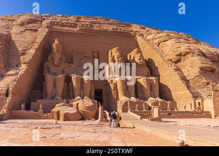 Touristen besuchen den Abu Simbel Tempel in Südägypten. Abu Simbel Tempel in Südägypten in Nubien neben dem Nassersee. Tempel des Pharao Ramses II., Stockfoto