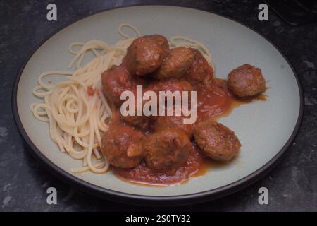 Frikadellen und Spaghetti Stockfoto