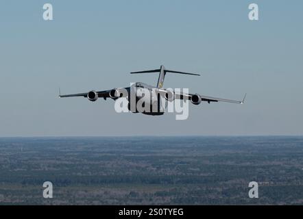 Ein C-17 Globemaster III Flugzeug, das dem 437th Airlift Wing zugeordnet ist, fliegt am 17. Januar 2024 über dem North Auxiliary Airfield in South Carolina. Der 437. AW Ex Stockfoto