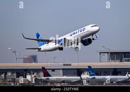 Internationaler Flughafen Sky Harbor 12-28-2024 Phoenix AZ USA United Airlines Airbus A321neo N14511 Abfahrt ab 7L am Sky Harbor Intl. Flughafen. Stockfoto