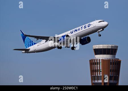 Internationaler Flughafen Sky Harbor 12-28-2024 Phoenix AZ USA United Airlines Airbus A321neo N14511 Abfahrt ab 7L am Sky Harbor Intl. Flughafen. Stockfoto