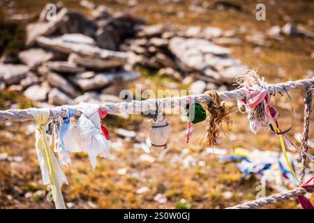 Gebetsopfer hängen am Pfosten und Seilzaun rund um das Medicine Wheel am Medicine Mountain National Historic Landmark in Bighorn Natio Stockfoto