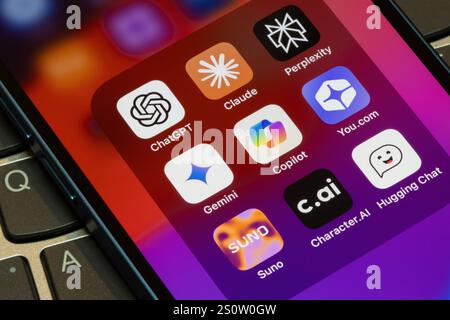 Verschiedene KI-Apps werden auf einem iPhone angezeigt, darunter ChatGPT, Claude, Perplexity, Gemini, Microsoft Copilot, You.com, Suno, Charakter. AI und umarmender Chat. Stockfoto