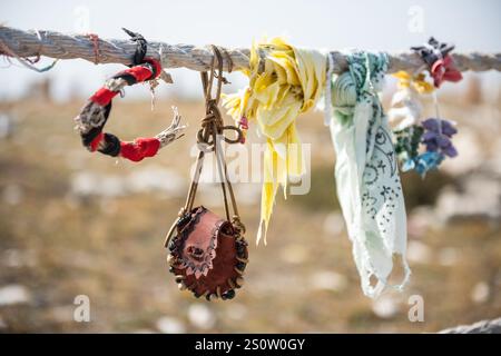 Gebetsopfer hängen am Pfosten und Seilzaun rund um das Medicine Wheel am Medicine Mountain National Historic Landmark in Bighorn Natio Stockfoto