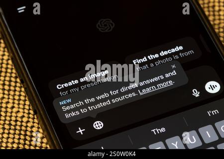 Die ChatGPT-App wird auf einem iPhone gestartet. Um eine Suche zu starten, können Benutzer auf das Symbol für die Websuche im Textfeld klicken und eine Suchabfrage eingeben. Stockfoto