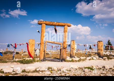 Gebetsopfer hängen am Pfosten und Seilzaun rund um das Medicine Wheel am Medicine Mountain National Historic Landmark in Bighorn Natio Stockfoto