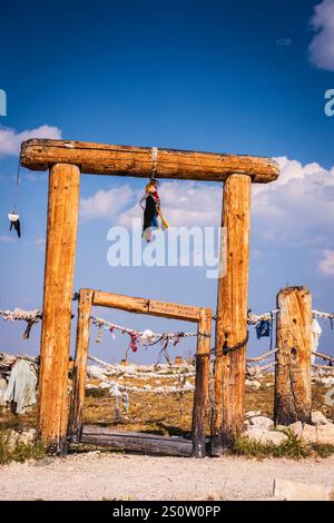 Gebetsopfer hängen am Pfosten und Seilzaun rund um das Medicine Wheel am Medicine Mountain National Historic Landmark in Bighorn Natio Stockfoto