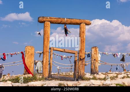 Gebetsopfer hängen am Pfosten und Seilzaun rund um das Medicine Wheel am Medicine Mountain National Historic Landmark in Bighorn Natio Stockfoto